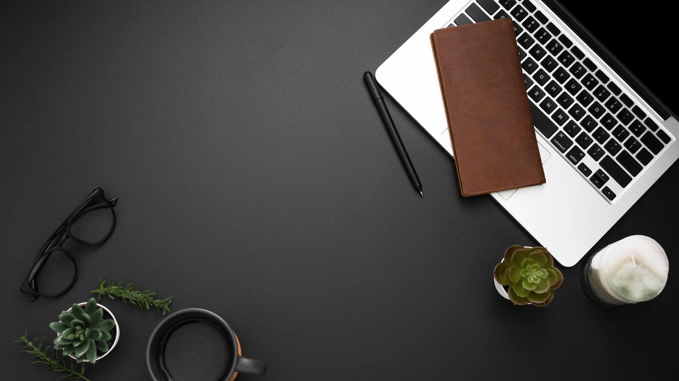 plano-de-estacion-de-trabajo-con-espacio-de-copia-y-computadora-portatil